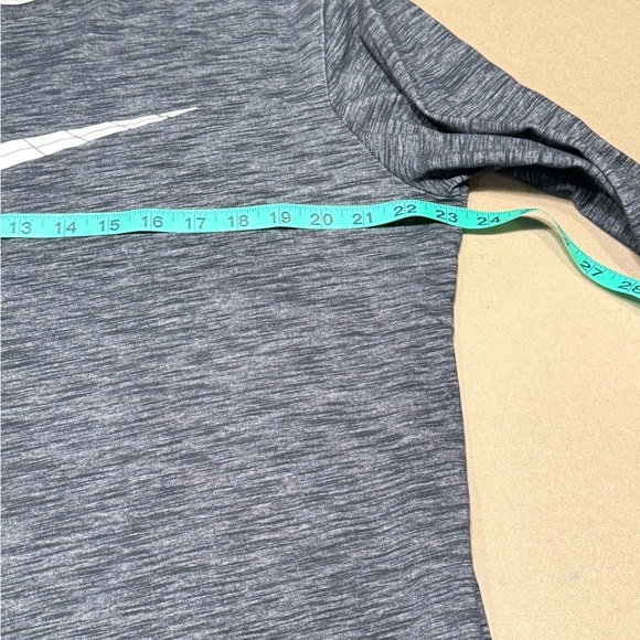 Nike Men's Gray Long Sleeve Athletic Top - Picture 4 of 7